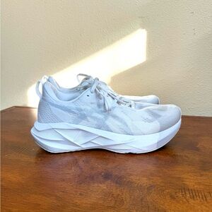 Asics Novablast 5 Women's Size 9.5